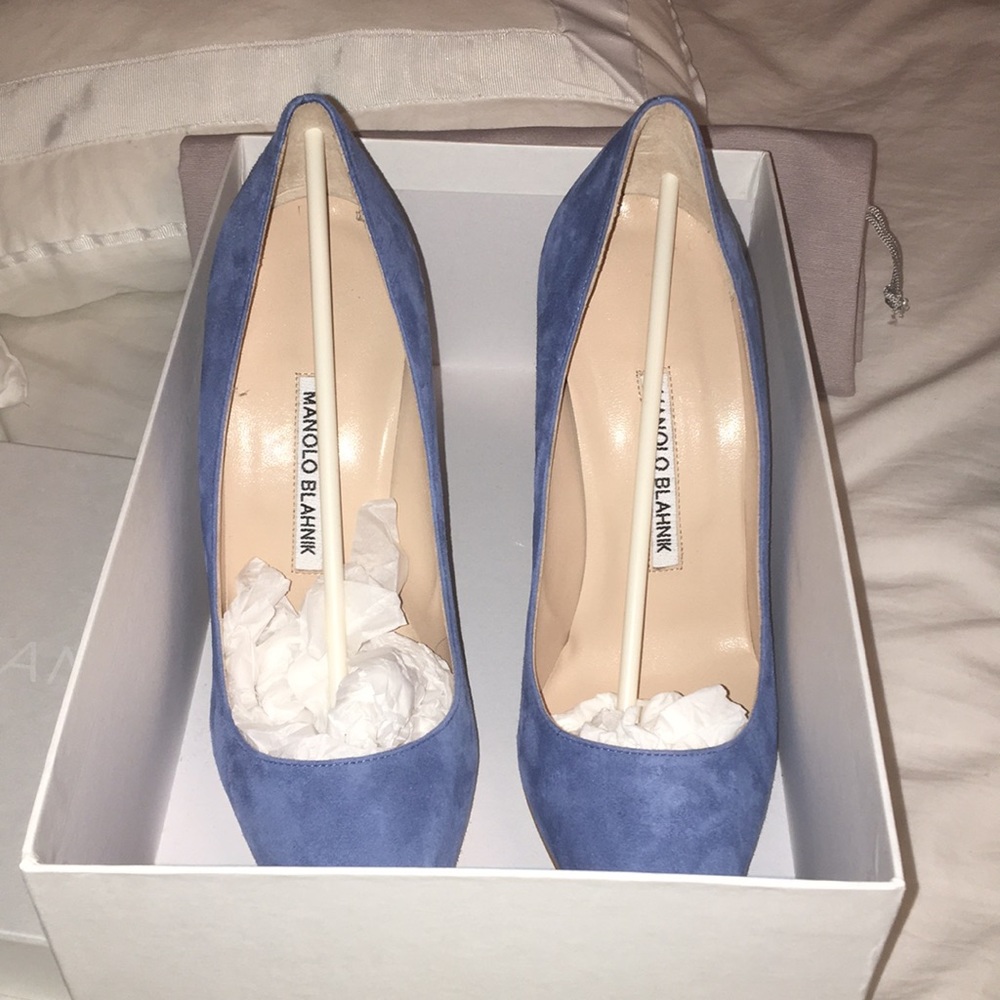 BRAND NEW Manolo Blahnik suede pump